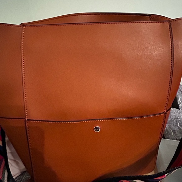 Hand bag with shoulder strap as well as cross body strap. - Picture 7 of 8